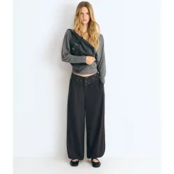 Pantalón ancho de mujer con tachas en la cintura