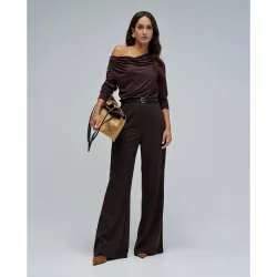 Mono de mujer con mezcla de materiales