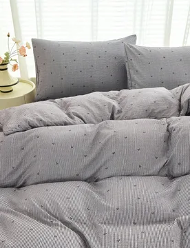 Piezas Juego de ropa de cama a rayas grises con diseño de corazón (1 Funda nórdica + 1/2 Fundas de almohada, No incluye edredón), Estilo moderno, - Shein - FashionsVida
