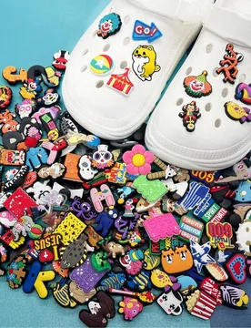Piezas aleatorias de dijes para zapatos, colgantes para sandalias, botones, tachuelas originales para zapatos, decoraciones para zapatos, regalos para - Shein - FashionsVida
