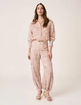 Pantalones anchos de mujer tobilleros con aplicaciones de gasa en relieve y lentejuelas a tono - Alma en Pena - FashionsVida