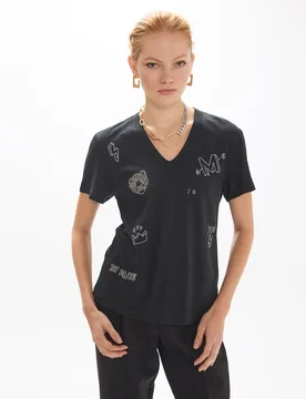 Camiseta de mujer cuello pico con aberturas laterales print y mini tachas - Lola Casademunt - FashionsVida