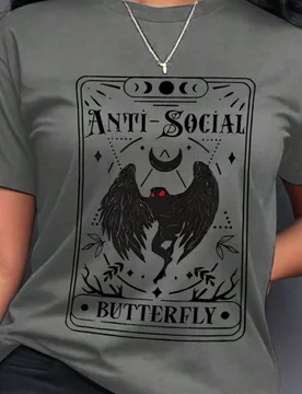 Camiseta de manga corta con cuello redondo para mujeres con estampado de murciélago y lema L - Shein - FashionsVida