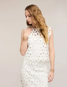 Top de mujer en tejido coated efecto sangallo ajuste boxy escote redondo con abertura de gota en la espalda - Motivi - FashionsVida