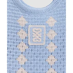Capazo de crochet con motivo geométrico bicolor