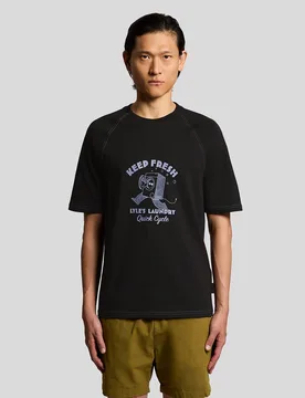 Men's Chest Graphic T-Shirt in Black - Lyle & Scott - FashionsVida