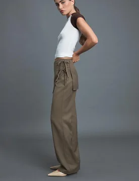 Gestreifte Straight-Leg-Hose mit Rock-Detail Khaki XL - Stradivarius - FashionsVida