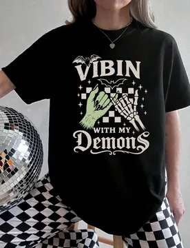 Camiseta de manga corta de verano para mujer talla grande, de cuello redondo, con estampado de letras y murciélagos, casual y versátil para uso diar - Shein - FashionsVida