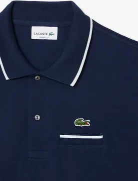 Polo de hombre corte clásico con detalle en el bolsillo de manga corta - Lacoste - FashionsVida