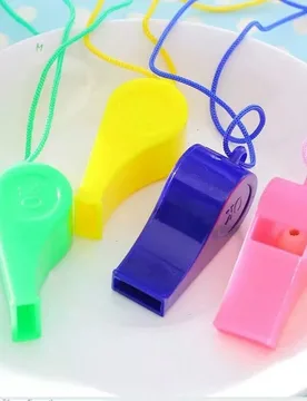 Piezas de silbatos de colores aleatorios, para fiestas de cumpleaños, eventos deportivos, animación, silbatos de fútbol/baloncesto, regalos de cump - Shein - FashionsVida