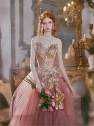 A new light luxury and niche dress for hosting banquets