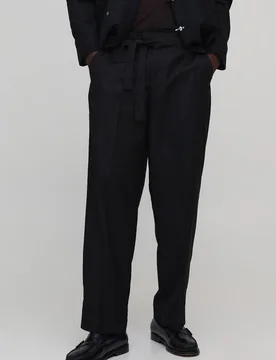 Herren Anzughose Mit Gürtel In Entspannter Passform Black Größe 28 - boohooMAN - FashionsVida