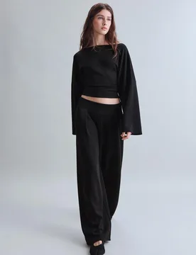 Asymmetrisches Sweatshirt mit Raffungen und weichem Griff Schwarz S - Stradivarius - FashionsVida