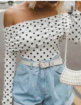 Top retro de mujer con lunares blancos y negros, hombros descubiertos, mangas largas plisadas y ajustadas, estilo Y2K dulce y picante, top casual de c - Shein - FashionsVida