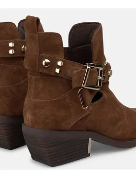Botines básicos de mujer en ante con cierre de hebilla y tachas metálicas - Alma en Pena - FashionsVida