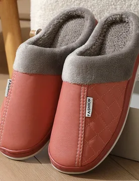 Nuevas zapatillas de piel sintética, suela suave con forro térmico grueso, zapatillas de casa cálidas para hombres y mujeres, aptas para uso interi - Shein - FashionsVida