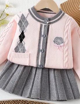 Conjunto de 2 piezas para niñas de estilo universitario con cárdigan grueso y cálido de punto, y falda plisada. Diseño elegante para ropa infantil - Shein - FashionsVida