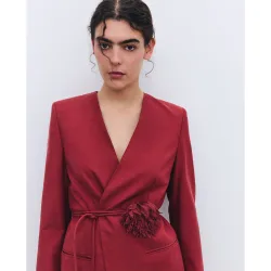 Blazer sin solapa cinturón flor de mujer