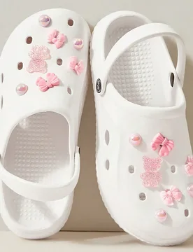Par de zuecos blancos casuales con decoración (oso rosa, lazo) fácil de instalar y desmontable. Accesorios DIY para personalizar zapatos de Mary Jan - Shein - FashionsVida