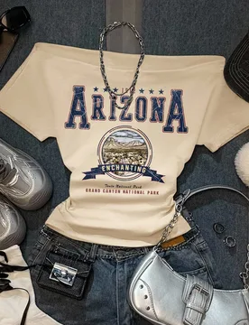 Camiseta de manga corta ajustada con hombros descubiertos, cintura fruncida y estampado retro casual, adecuada para el verano L - Shein - FashionsVida