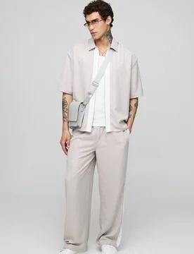 Herren Oversized Weiches Twill Kurzarm Hemd & Weites Bein Hosen Set Stone Größe Small - boohooMAN - FashionsVida