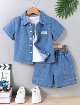 Conjunto de mezclilla para niños pequeños, estilo casual de verano para la escuela, tela azul claro lavada, camisa de manga corta con diseño de rop - Shein - FashionsVida