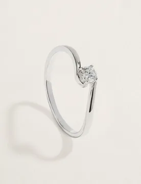 Anillo solitario de oro amarillo de 18k con diamante en talla brillante de 0,15ct - El Corte Inglés - FashionsVida