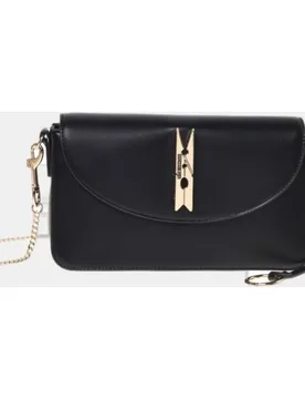 Bolso bandolera liso con detalle metálico dorado en solapa - Love Moschino - FashionsVida