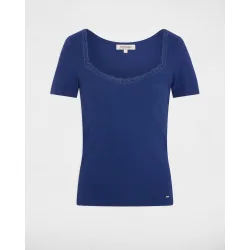 Camiseta de mujer entallada con escote barco