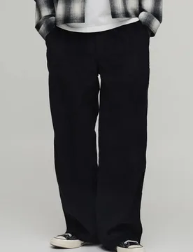 Herren Weite Cord-Hose mit gewebtem Etikett Black Größe Small - boohooMAN - FashionsVida