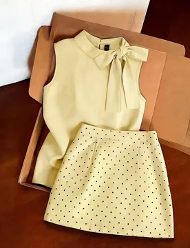 Conjunto de viaje de color gris claro, top sin mangas de cuello alto combinado con falda mini de lunares. Silueta ajustada minimalista que acentúa la - Shein - FashionsVida