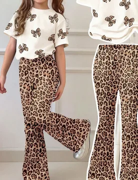 Conjunto de 2 piezas con camiseta de manga corta con cuello redondo y estampado de lazo de estampado de guepardo, y pantalones acampanados, conjunto i - Shein - FashionsVida