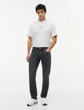 Vaquero slim fit de hombre con diseño de cinco bolsillos y cierre con cremallera y botón - Tommy Jeans - FashionsVida