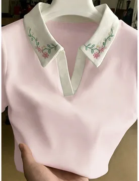 Camiseta tipo polo de manga corta con cuello en V, estampado floral, cuello blanco en contraste, rosa suave, para mujer talla grande, efecto estilizan - Shein - FashionsVida