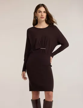 Vestido tubo de punto con drapeado largo midi drapeado frontal recogido por un detalle metálico de barra en la cintura - Motivi - FashionsVida