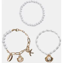 Pack de tres pulseras de perlas y charms dorados de mujer