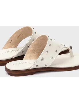 Sandalias planas de mujer de piel con tachas en color - Martinelli - FashionsVida