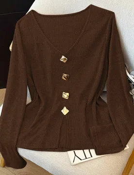 Camiseta de manga larga con cuello en V para mujer talla grande, de tela de punto acanalado, cálida y acogedora, con botón decorativo de metal, para - Shein - FashionsVida