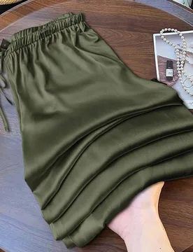 Pantalones anchos de pierna larga de satén verde con estilo casual, pantalones de seda, pantalones de satén, pantalones de seda verde, pantalones de - Shein - FashionsVida