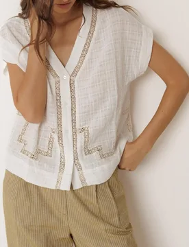 Indi & Cold - Blusa de mujer escote pico manga corta - Indi & Cold - FashionsVida