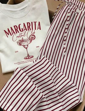 Piezas/Set Casual Talla Grande Mujer Camiseta Blanca con Estampado de Copa de Vino & Pantalones Largos con Estampado de Letras a Rayas Color Burdeos, - Shein - FashionsVida