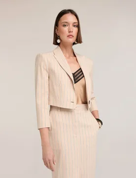 Blazer de mujer spencer de mezcla de lino a rayas modelo cropped con ajuste regular y cierre de botonadura simple con un botón - Motivi - FashionsVida