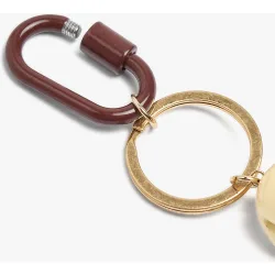 Llavero con charm de muñeco y cuentas decorativas