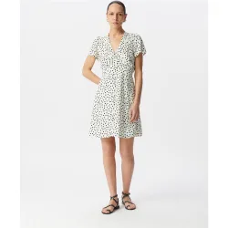 Vestido corto de lunares con escote pico