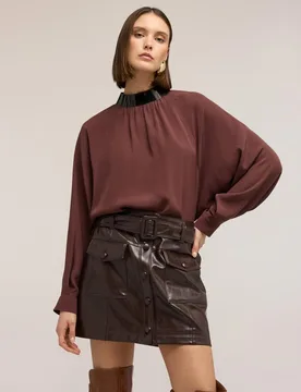Blusa de mujer fluida con cuello bordado cuello alto decorado con abertura de gota en la espalda - Motivi - FashionsVida