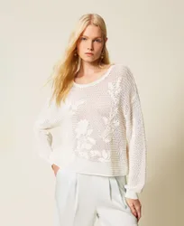 Pull en filet avec broderie réalisée à la main
