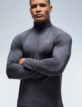 Herren Man Active Neon Logo Performance Regular Fit 1/4 Zip Charcoal Größe Medium - boohooMAN - FashionsVida